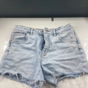 Ljusblå jeansshorts från Kappahl - Galet Snygga ljusblå jeansshorts från Kappahl , som inte finns kvar längre . I storlek 158 men passar mig JÄTTE bra som har xs/s 💗🫶🏼