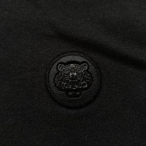 Kenzo Sweatshirt - Svart Kenzo sweatshirt i bra skick ♣️ Passar som S/XS. Skicka DM för fler frågor 🔥/ Mvh 