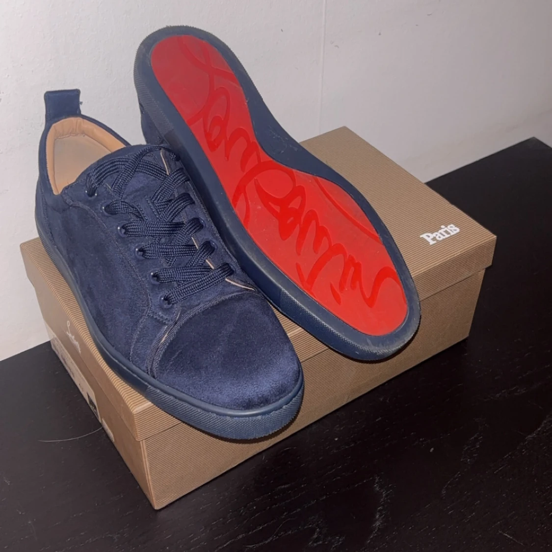 Mörkblå mocka sneakers från Louboutin