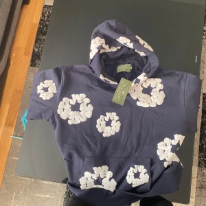 Denim Tears - Säljer denim tear hoodie helt oanvänd, storlek M, dm för bilder 