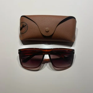 bruna fyrkantiga solglasögon - Snygga exklusiva solglasögon. Bred framtill 144 mm, skalmlängs 140 mm, höjd 48 mm. OBS! Fodral ingår ej, kom privat innan köp. 