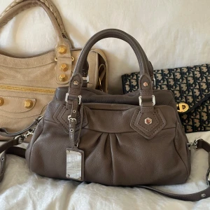 Snyggaste bruna Q Classic Baby Groove väskan! - Köp gärna via min vinted, billigare där @juliavallberg 🤎Snyggaste bruna handväskan i äkta läder från Marc by Marc Jacobs. Den ikoniska modellen Q Classic Baby Groove! En populär och eftertraktad vintagemodell med silverdetaljer och dubbla handtag (långa bandet ingår). Väskan är i absolut nyskick och är mycket välbevarad, inget att anmärka på🤍  Mått: 34x18x12 cm (undersida) Kan hämtas hemma hos mig i Nacka eller skickas 🤍