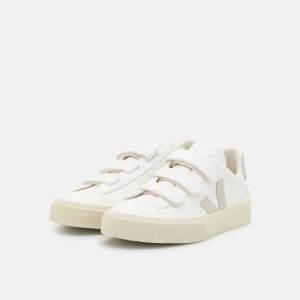 Veja skor  - Superfina veja skor, som passar till både vardags och finare tillfällen! Super bekväma🩷nypris 1900kr