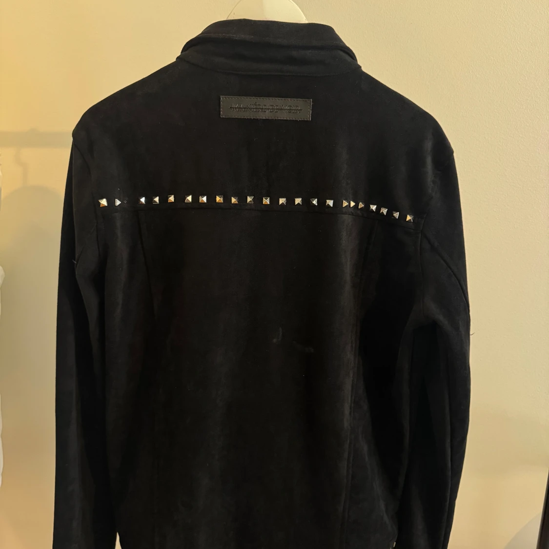 Svart mockajacka med nitar - 1