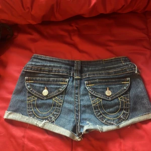 True relgion Shorts  - Jag har sytt om dessa shorts till lågmidjade  storlek 26 midja 34 cm Rise 16 cm 