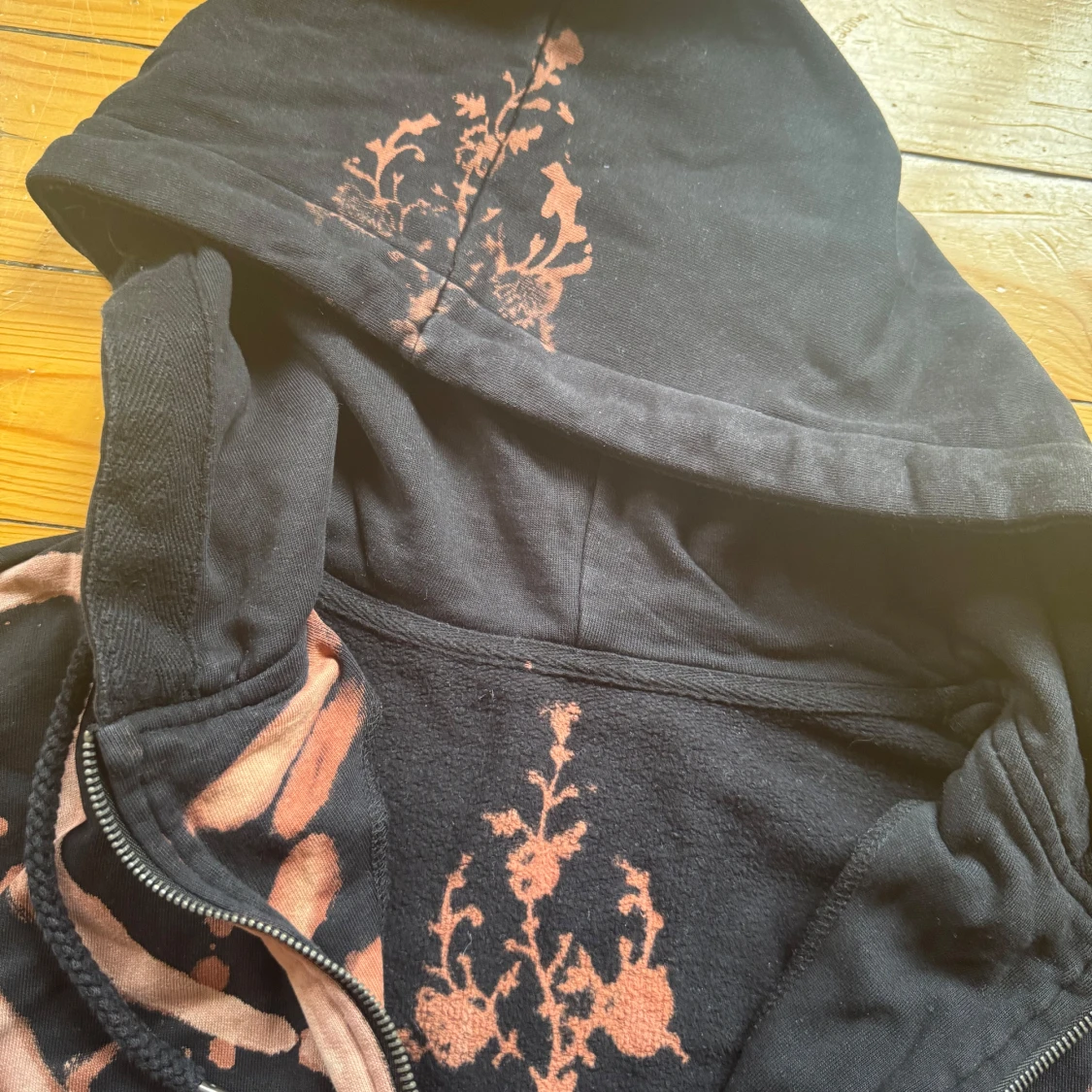 Svart hoodie med skelett och blommor - 1