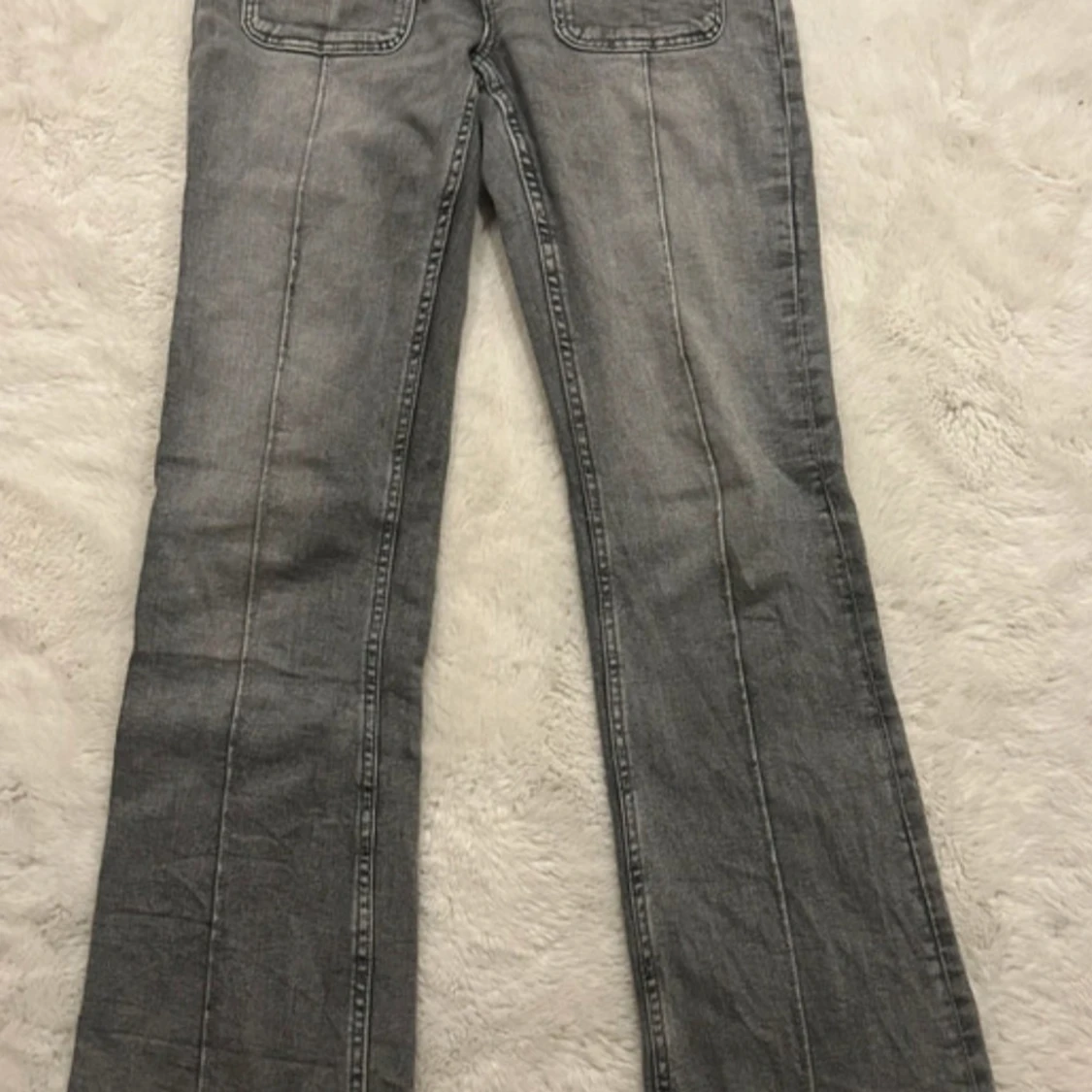 Grå bootcut jeans från Gina Tricot - 1