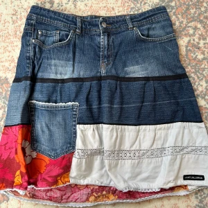 patchwork jeanskjol - jättefin unik jeanskjol köpt på loppis! skulle tro att storleken är medium.