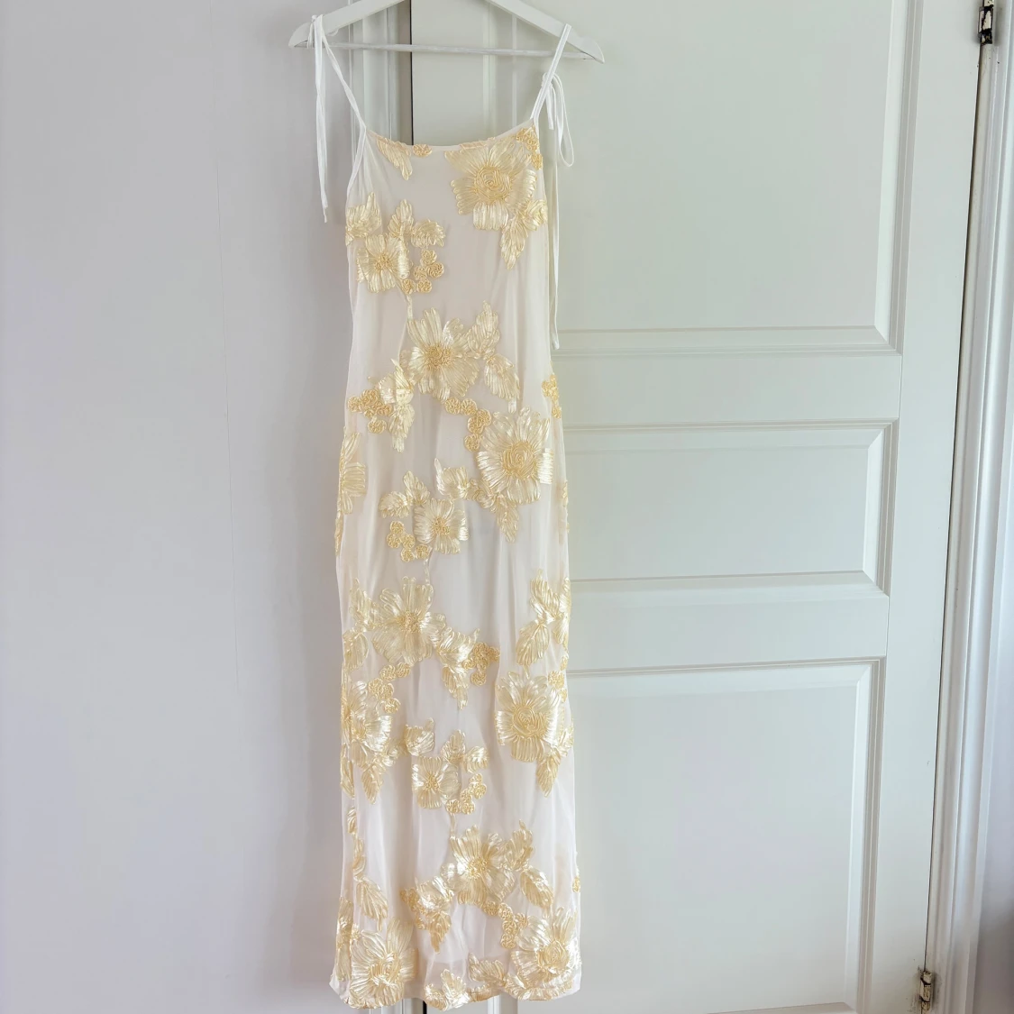 Långklänning med blomdetaljer 