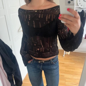 Svart stickad offshoulder-tröja från Mango - Ny med prislapp! Säljer en svart stickad tröja från Mango med offshoulder-modell och lång ärm. Tröjan är genombruten och har en croppad passform.🌸