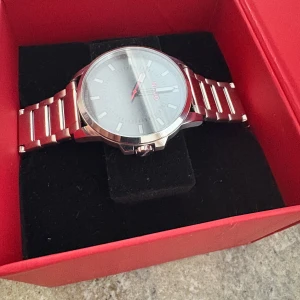 Silverfärgad klocka från Hugo - Helt ny Stilren klocka från Hugo bossPerfekt accessoar för en clean look.den är 100%.  o använd säljer för att fick den som present och den kom aldrig till användning.