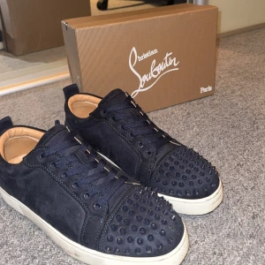  Christian Louboutin - Säljer mina loubs då ja tröttnat || storlek 43 || 7 spikar har gått av därav priset || nästan som nya || vid funderingar är de bara att höra av sig samt vid fler bilder🫡
