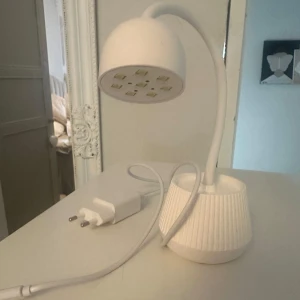 Uv lampa - En lite uv lampa perfekt för att härda en nagel i taget. Nypris 300kr