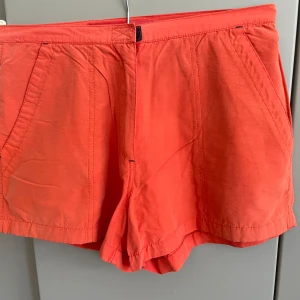  shorts från VS i bomull - Snygga shorts från VS i storlek medium. De har en loose passform, sidfickor och en bakficka. Materialet är 70% bomull och 30% polyamid, vilket gör dem lätta och sköna. Perfekta för sommardagar när du vill ha något bekvämt och stilrent. Lite mindre i storleken. Midjemått 74 cm