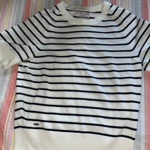 Randig tröja  - Slutsåld tröja från Holly & White. Aldrig använt enbart provat. Tillverkad i mjukt bomullsmaterial som känns skönt mot huden.