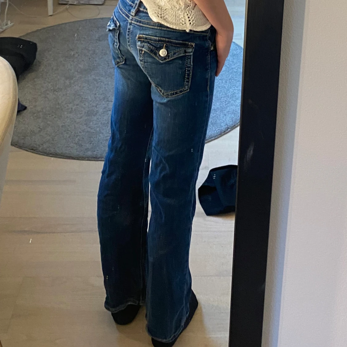 Mörkblå bootcut jeans med fickdetaljer - 1