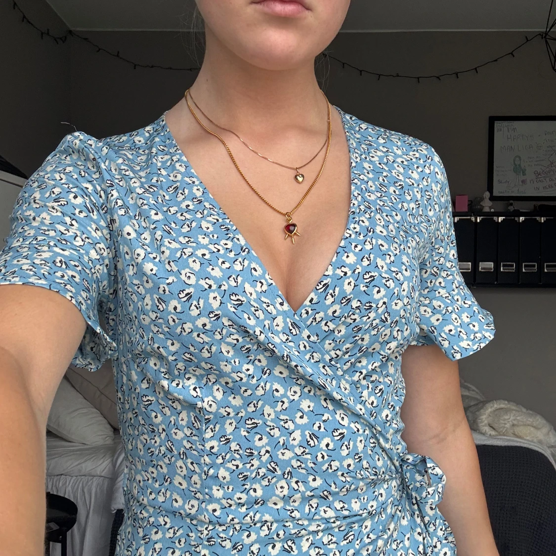 Blå blommig omlottklänning