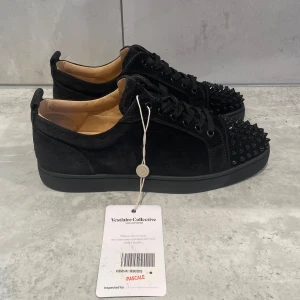 Christian louboutins  - Christian Louboutins i storlek 42 passar 43, skick 9/10 endast skor och vestaire collective tagen (äkthet certifikat) medföljer, vid frågor hör av er