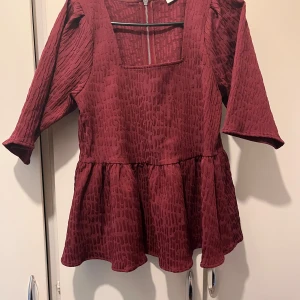 Ny blus strl 38  - Ny blus i strl 38 från Carin Wester. Peplum modell, dragkedja baktill. Aldrig använd, som ny. Material: bomull, elastan och polyester.