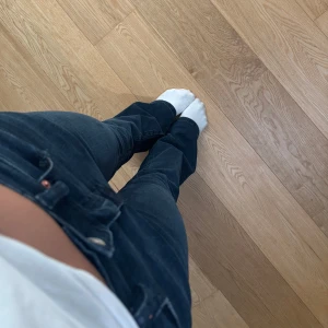 snygga bootcut jeans från gina  - ett par mörkblå väldigt snygga jeans från gina. lite slitna längst ner.💕💕