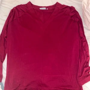 Tröja  - En jättefin och skön långärmad tröja i ett skönt material. Är ganska tunt vilket gör att den kan användas både under sommaren och vintern. Går att klä upp men även användas till vardag och är knappt använd