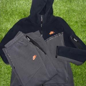 Nike tech dress  - Välbevarad, går inte att köpa längre, går att köpa hela dressen eller bara hoodie eller byxor styck, kan också passa M bra passform 