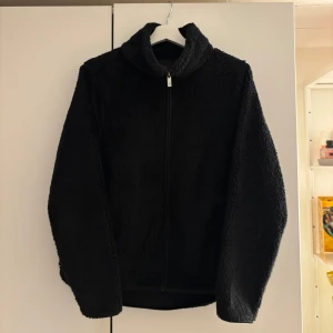 Svart teddyjacka med dragkedja - Mysig svart teddyjacka jätte skön och passar S men också M perfekt🙌🏼 