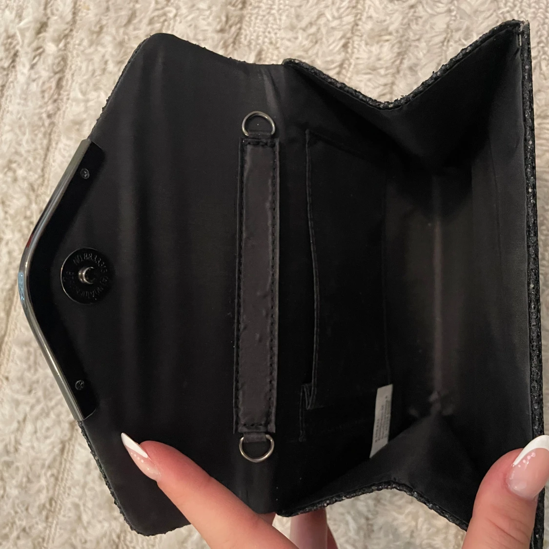 Svart glittrig kuvertväska med kedja - 2