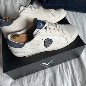 V1969 Milano (Sandro) - 19V69 Italia Versace sneakers, använda 3 gånger men de är lite stora. Storlek 43. Skorna är i nyskick och nypriset ligger på 2500 och de är slutsålda överallt. röda orginalsnören medföljer i lådan.