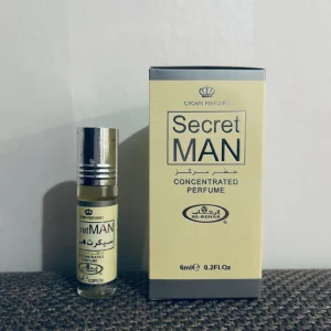 Secret Man parfym från Al-Rehab - Secret Man från Al-Rehab är en koncentrerad parfym i en smidig 6 ml glasflaska med silverfärgat lock. Förpackningen är ljusgul med grå detaljer och tydlig logga. Perfekt för dig som gillar diskreta men eleganta dofter.
