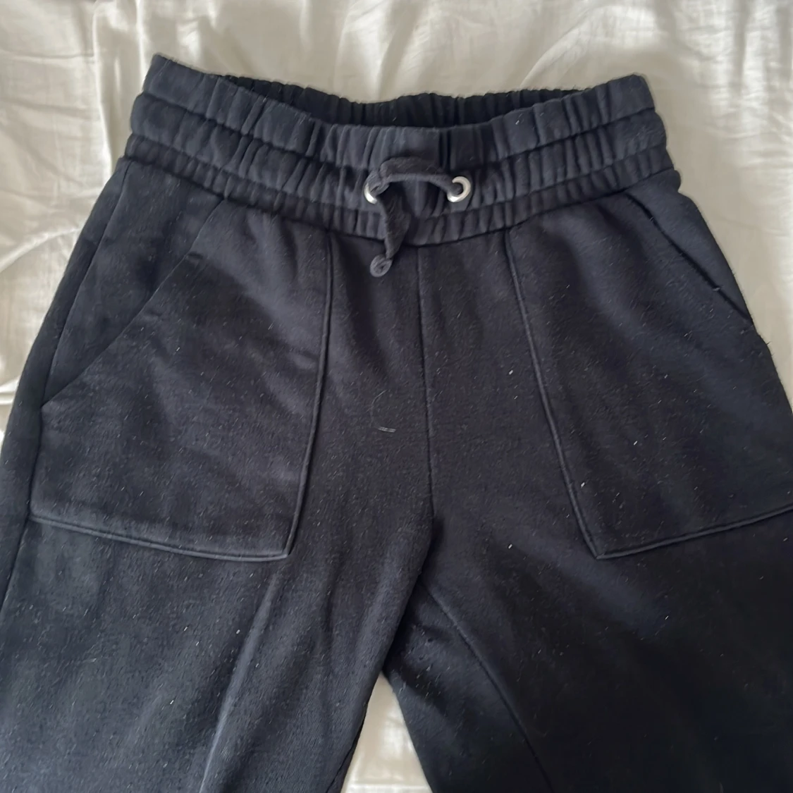 Svarta mjukisbyxor med snörning - 1