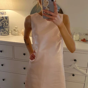 Rosa klänning  - Säljer den här söta klänningen med en rosett och öppen rygg!! 💘💗💕