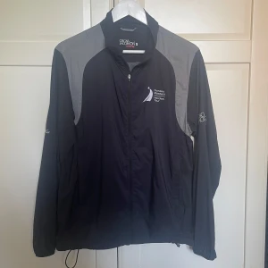 Oscarjacobson vind/golfjacka - Golf/vindjacka från Oscar Jacobson | i mycket bra skick | 800kr | Storlek S | svart och grå färg |