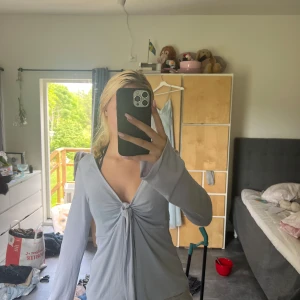 Tie top - Jätte snygg tie top från Gina, den är öppen och luftar bra som är bra i sommar, men funkar också väldigt bra på vintern! Skriv om ni ha frågor