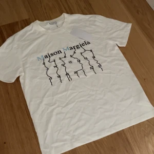 Maison Margiela T-shirt  - En RIKTIGT snygg vit Maison Margiela T-shirt. Denna är väldigt sällsynt och inte många som har den. Skicket på denna är ny, 10/10. storleken är S-M. Priset är 599kr men kan sänka vid snabb affär. Kontakta mig vid frågor