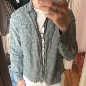 Camofärgad Overshirt - Säljer en fet camofärgad overshirt, använd någon enstaka gång i nyskick. Hämtas i Gamla Enskede eller fraktas