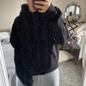 Svart hoodie från Gina Tricot - En svart hoodie från Gina Tricot. Inte använd så mycket, storlek S