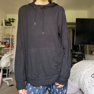 Svart hoodie - En svart hoodie från Stories i storlek M. Tröjan har huva med snörning, magficka och långa ärmar. Tillverkad i mjuk bomull, perfekt för chill dagar. Enkel och stilren design som funkar till det mesta😻Så mjuk och bekväm! Den är ganska tunn så du vet🫶🏻Aldrig använd!💋