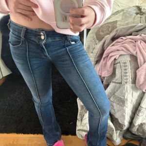 Blå bootcut jeans med låg midja - Snygga blå jeans med bootcut och låg midja. Super coola med detaljen fram till, älskar dom🫶🩷 skriv om du har frågor!!
