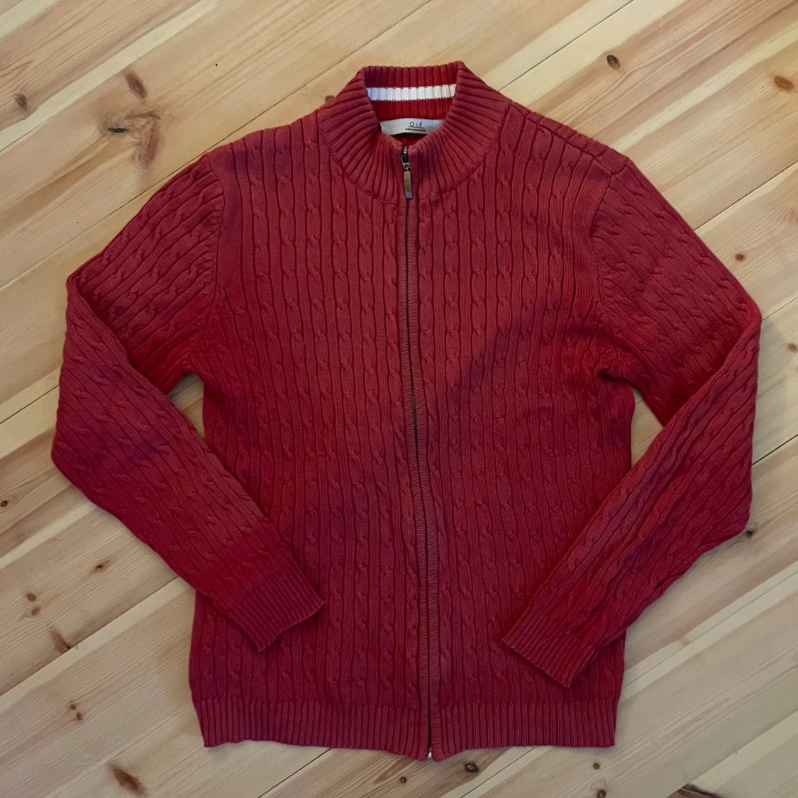 Röd kabelstickad kofta med dragkedja