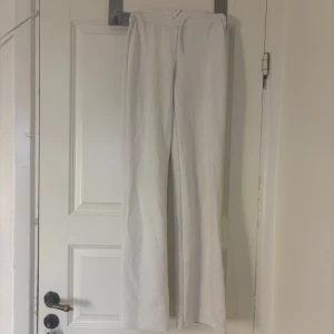 Vita vida mjukisbyxor från lager 157 - Säljer ett par vita mjukisbyxor från lager 157 i storlek XXS🌸🌺