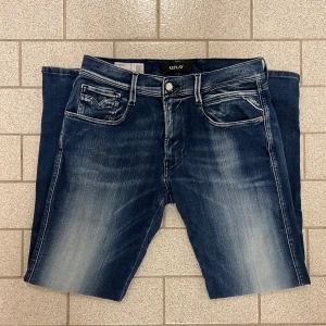 Replay Anbass jeans blå herr - Oroligt stilliga replay anbass jeans 👖 i storlek 31/30. Tveka inte på att skriva vid frågor och funderingar!