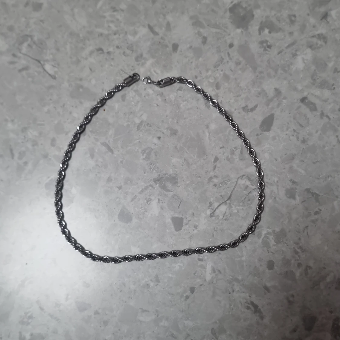 Silverfärgat tvinnat halsband - 2