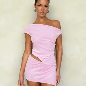 Rosa offshoulder klänning Tiger Mist - Superfin kort rosa klänning från Tiger Mist med offshoulder-design och cool cut-out detalj vid midjan. Ny med lappen kvar!!💗🫶🏻💕