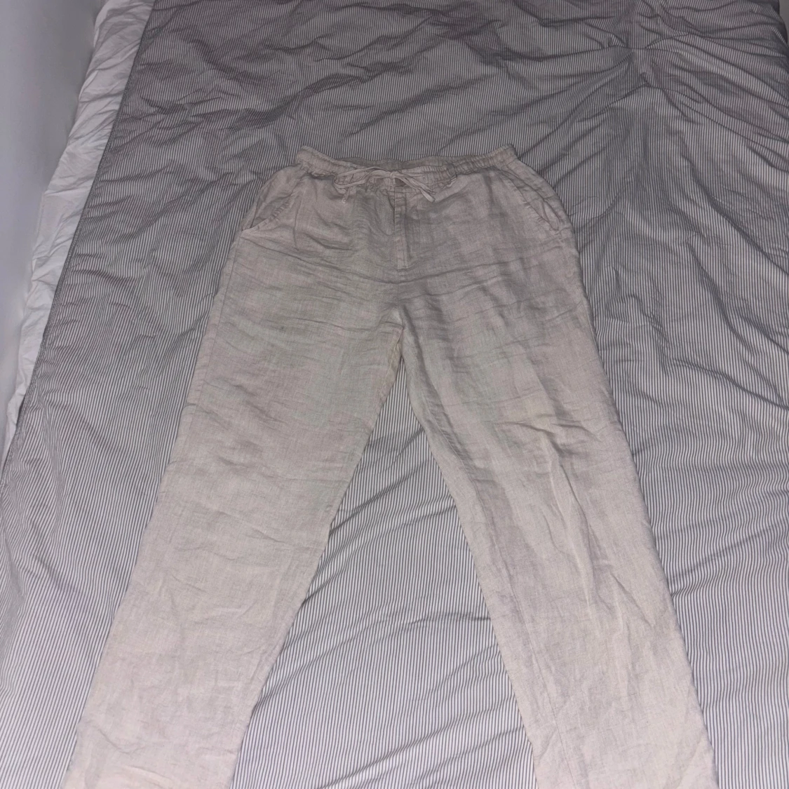 Beige linnebyxor från AKRYL