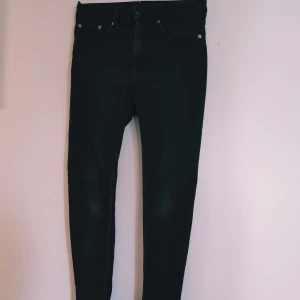 Svarta skinny jeans från 157, M - Svarta skinny jeans från 157 i storlek M. Klassisk femficksmodell med smal passform och stretchigt jeanstyg. Snygga och enkla att matcha till olika stilar, perfekta om du gillar en tight look.  Helt skick dock ljusare i färgen