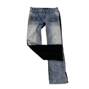 Undercover SS06 'Klaus' Hybrid Denim - Jeansen är från 2006 och visa knappar är borta och bak tröjans wash är borta | Size 1 (26-30)