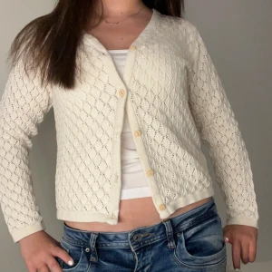 Stickad kofta - Stickad vit/offwhite kofta❣️Strl 38 men skulle säga 36/38 (S/M)