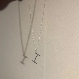 Maria Nilsdotter halsband - bokstav i  - Exklusivt bokstavshalsband från populära Maria Nilsdotter, i bokstaven I.  Nypris: 1995 kr – säljes för 1100 kr inkl. originalbox.  Kedjan är 45 cm lång och i mycket fint skick.  Perfekt personlig present – eller om du själv heter något på “I”!  Pris kan diskuteras vid snabb affär. 