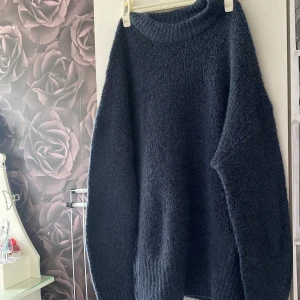 Mörkblå stickad oversized tröja - Säljer för jag inte använder.